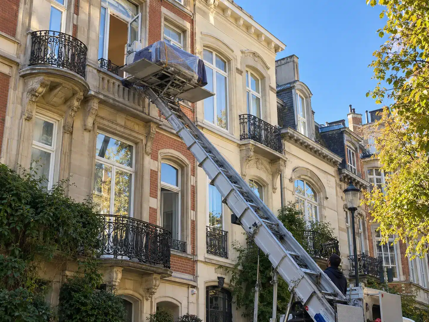 Monte-meubles déployé contre un immeuble à Bruxelles